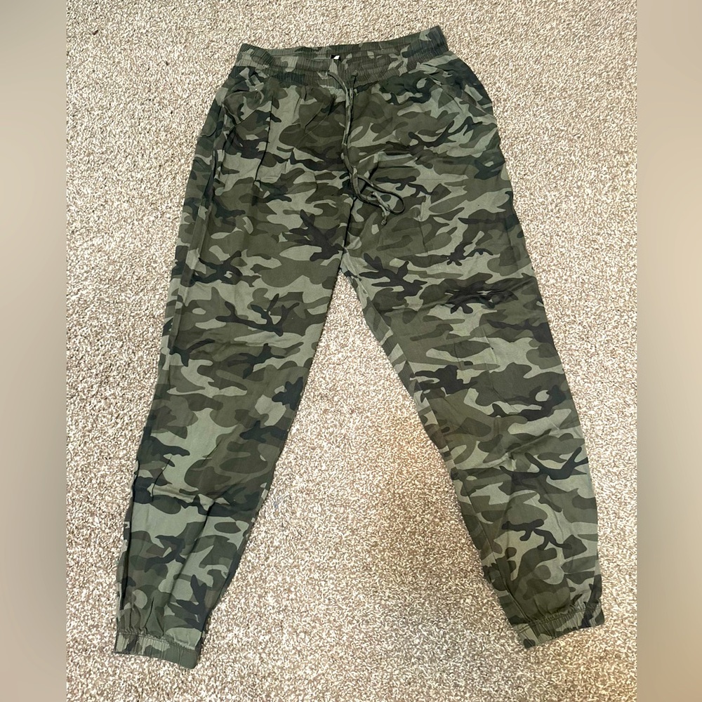 Camo draw string pants size large